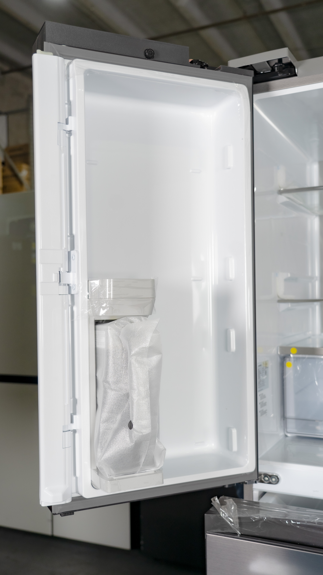 SAMSUNG FRIDGE OPEN BOX (RF29BB8200AP) Bespoke 4-Door French Door (29 cu. ft.) with AutoFill Water Pitcher