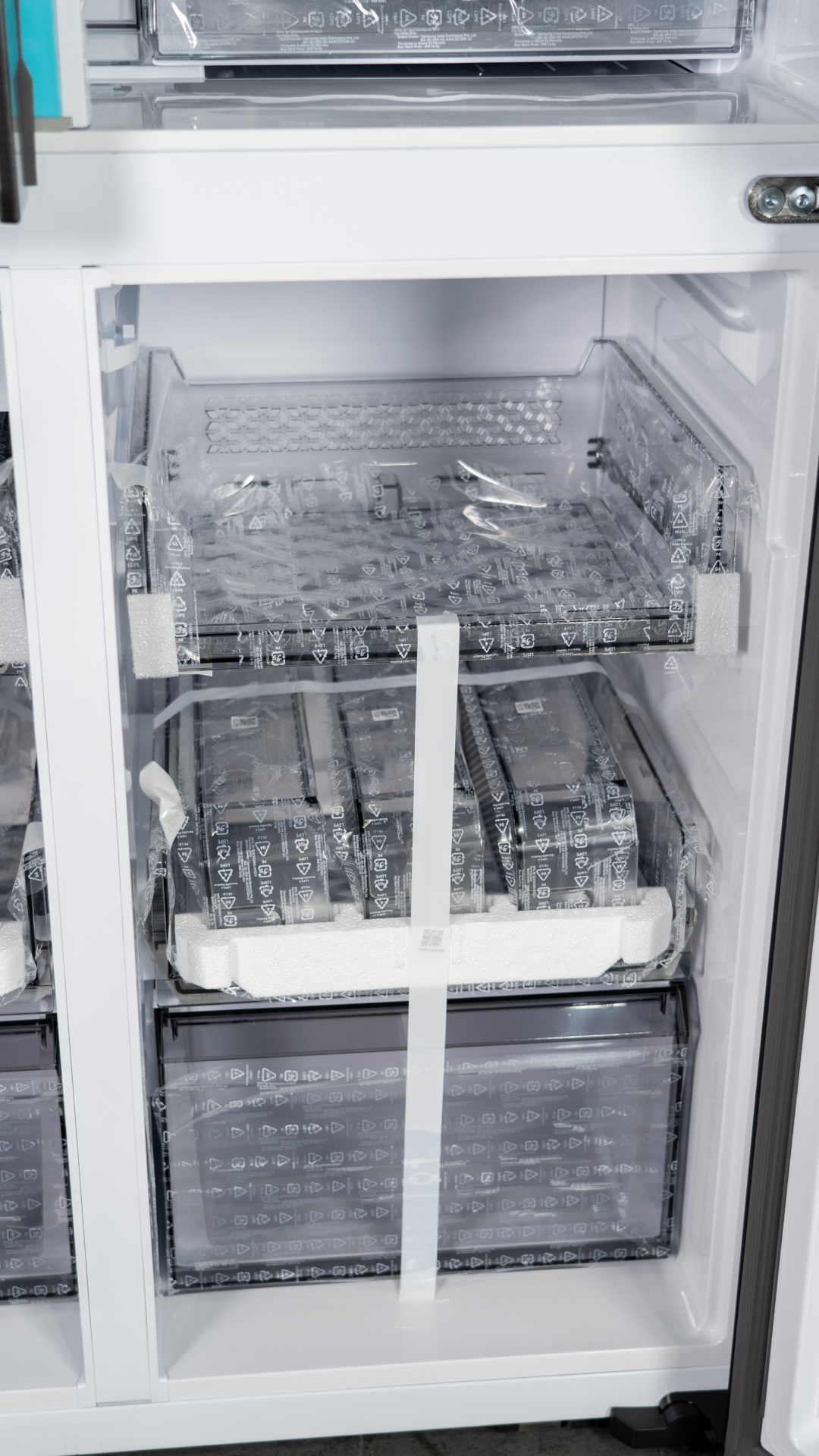 SAMSUNG FRIDGE OPEN BOX
(RF23DB990012) Bespoke Counter Depth 4-Door Flex™  23 cu. ft. with AI Family Hub+™ and AI Vision Inside™