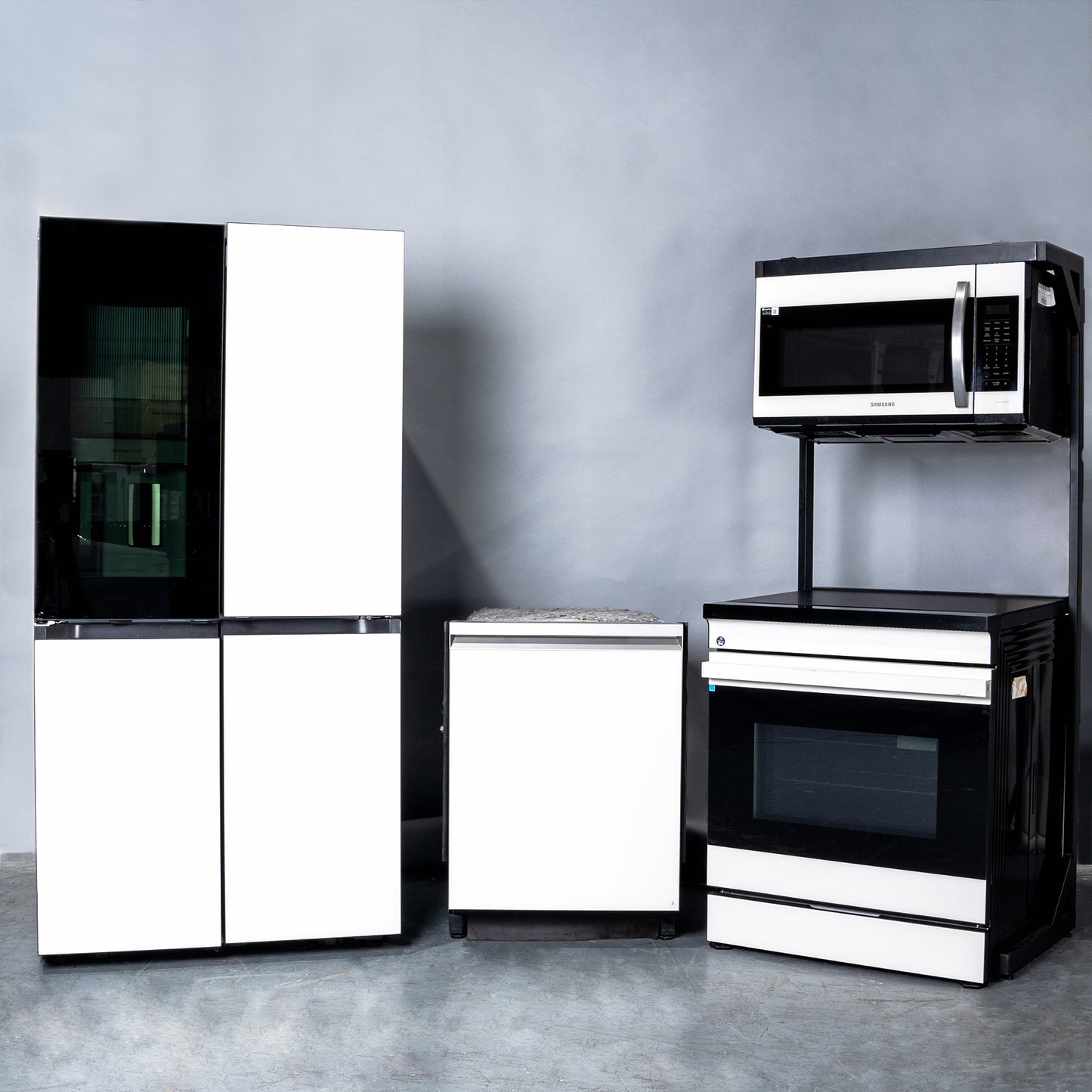 SAMSUNG SET OPEN BOX (N17) FRIDGE 4 DOOR FLEX WITH BEVERAGE ZONE + STOVE + MICROWAVE + DISHWASHER (WHITE GLASS)