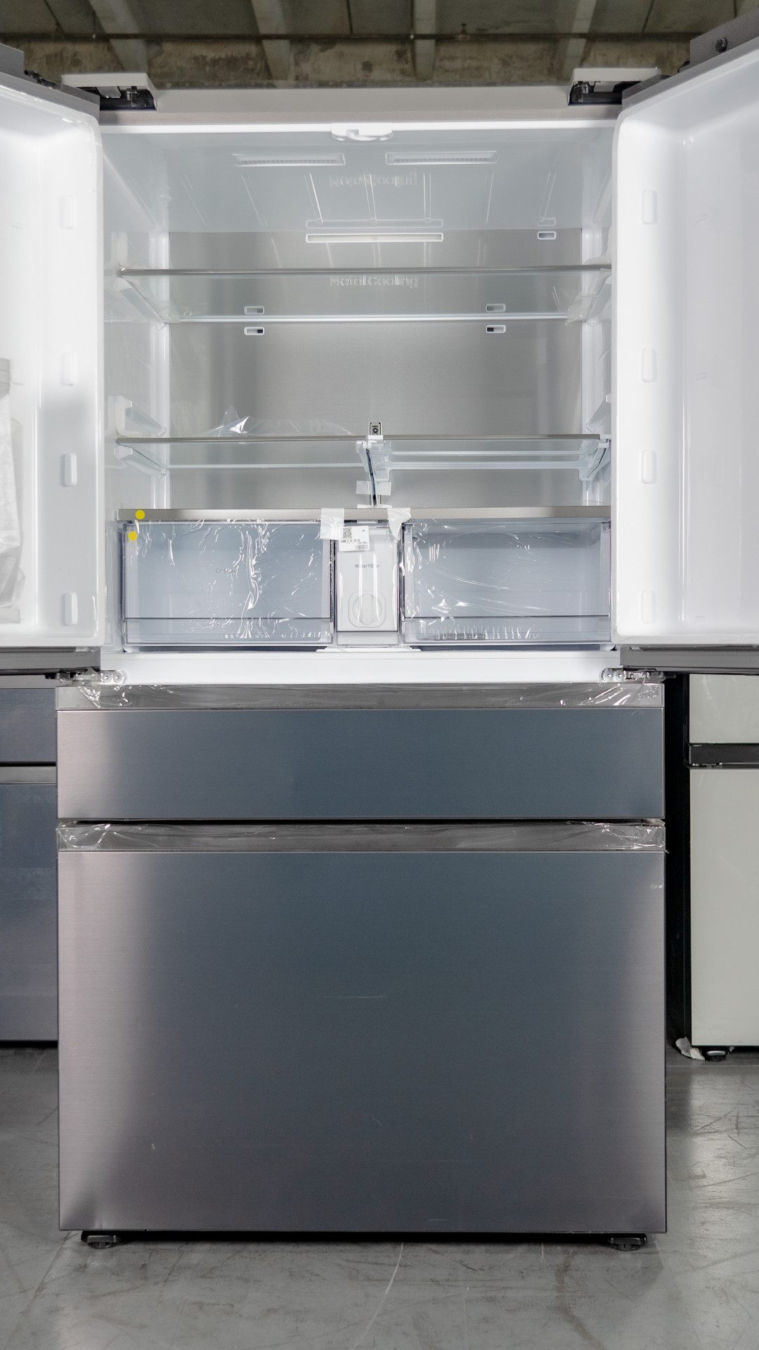 SAMSUNG FRIDGE OPEN BOX (RF29BB8200AP) Bespoke 4-Door French Door (29 cu. ft.) with AutoFill Water Pitcher