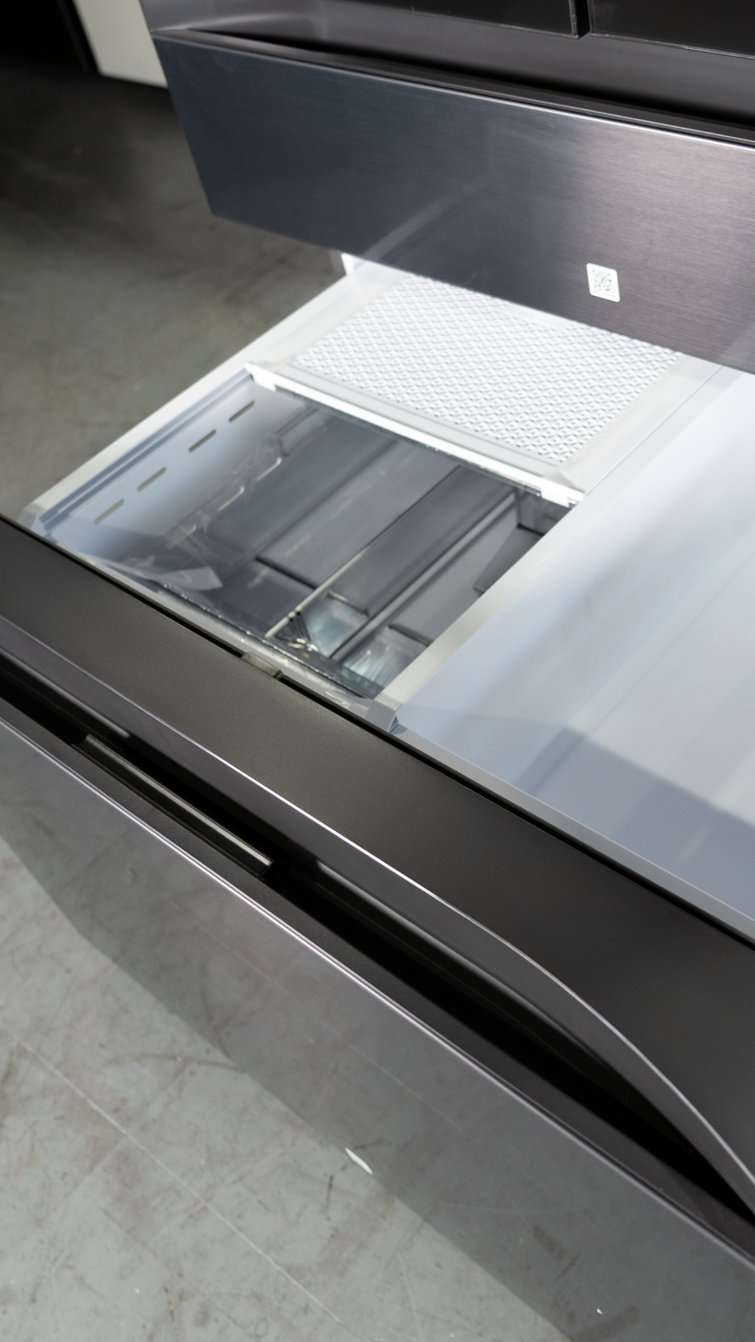 SAMSUNG FRIDGE OPEN BOX
(RF29BB89008M) Bespoke 4-Door French Door Refrigerator (29 cu. ft.) with Family Hub™