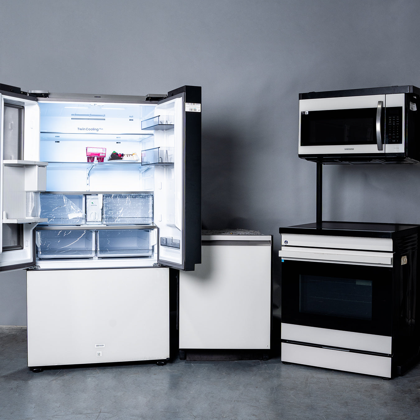 SAMSUNG SET OPEN BOX (N15) FRIDGE 3 DOOR WITH FAMILY HUB + STOVE + MICROWAVE + DISHWASHER (WHITE GLASS)