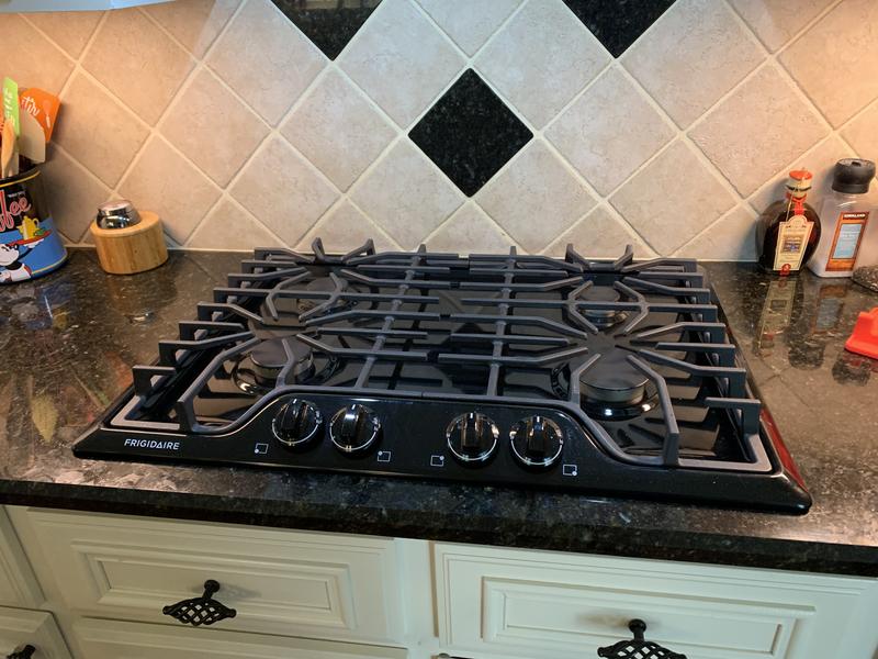 BRAND NEW FRIGIDAIRE (FFGC3026SB)
30 Inch Gas Cooktop with 4 Sealed Burners, Continuous Grates, Low Simmer Burner, Control Knobs, Electronic Ignition