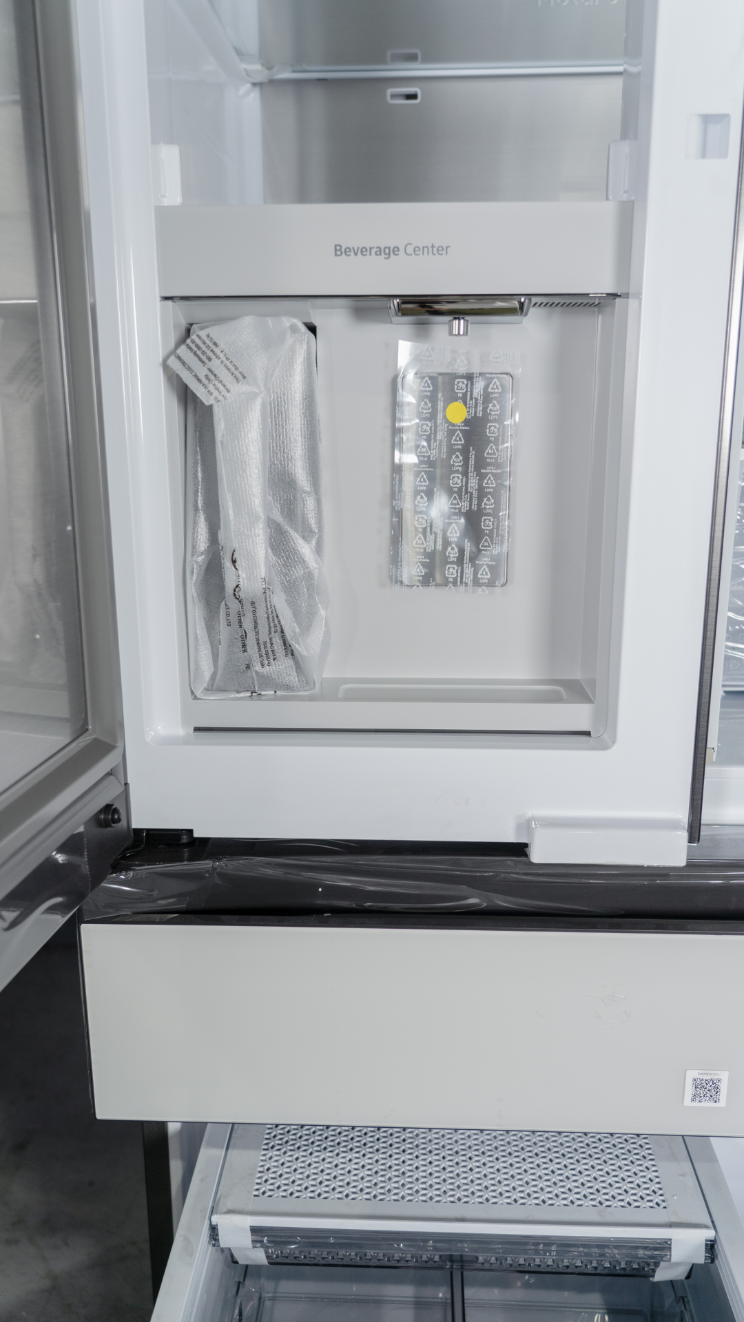 SAMSUNG FRIDGE OPEN BOX
(RF23BB860012) Bespoke Counter Depth 4-Door French Door Refrigerator (23 cu. ft.) with Beverage Center™