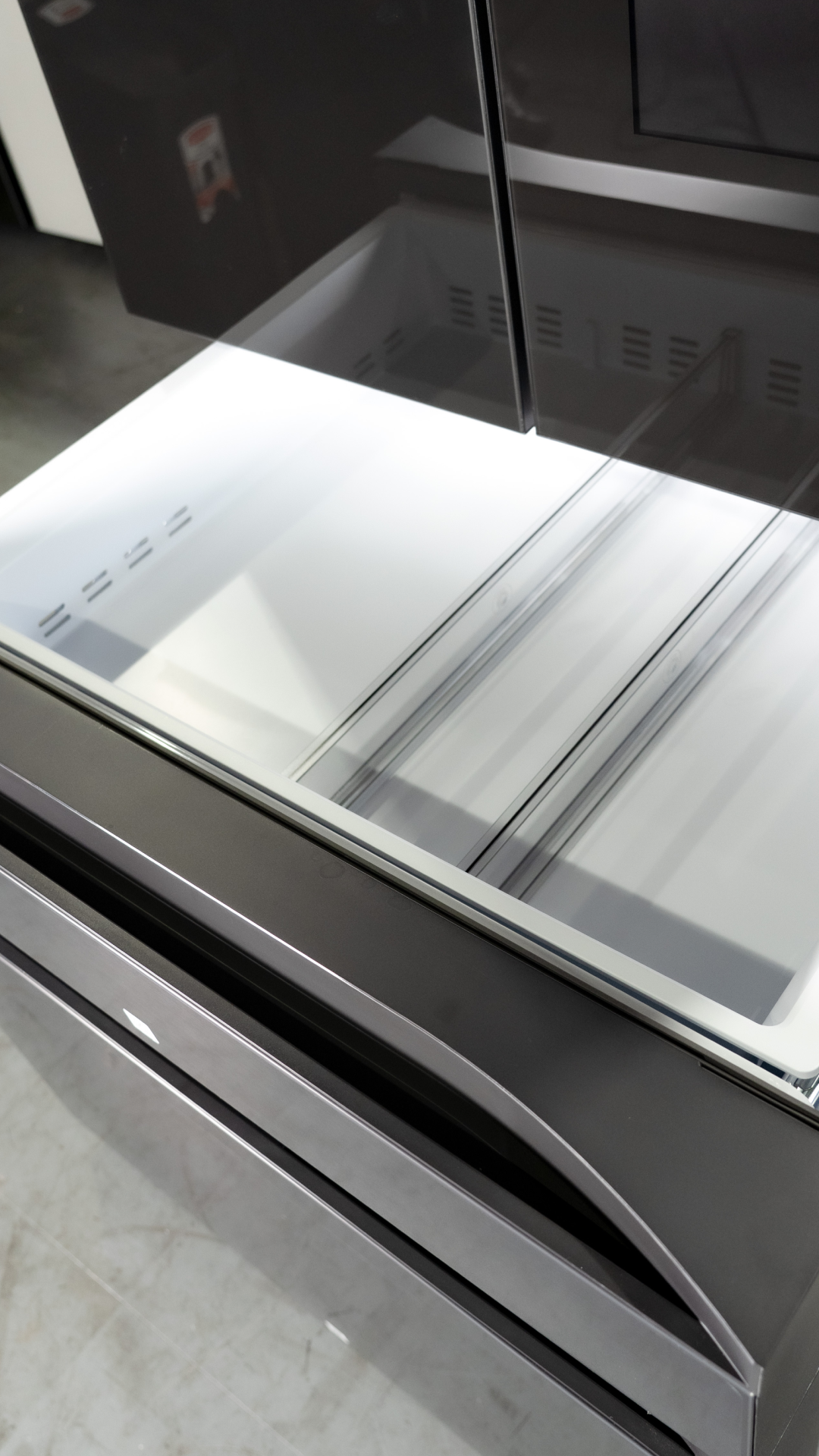 SAMSUNG FRIDGE OPEN BOX
(RF29BB89008M) Bespoke 4-Door French Door Refrigerator (29 cu. ft.) with Family Hub™
