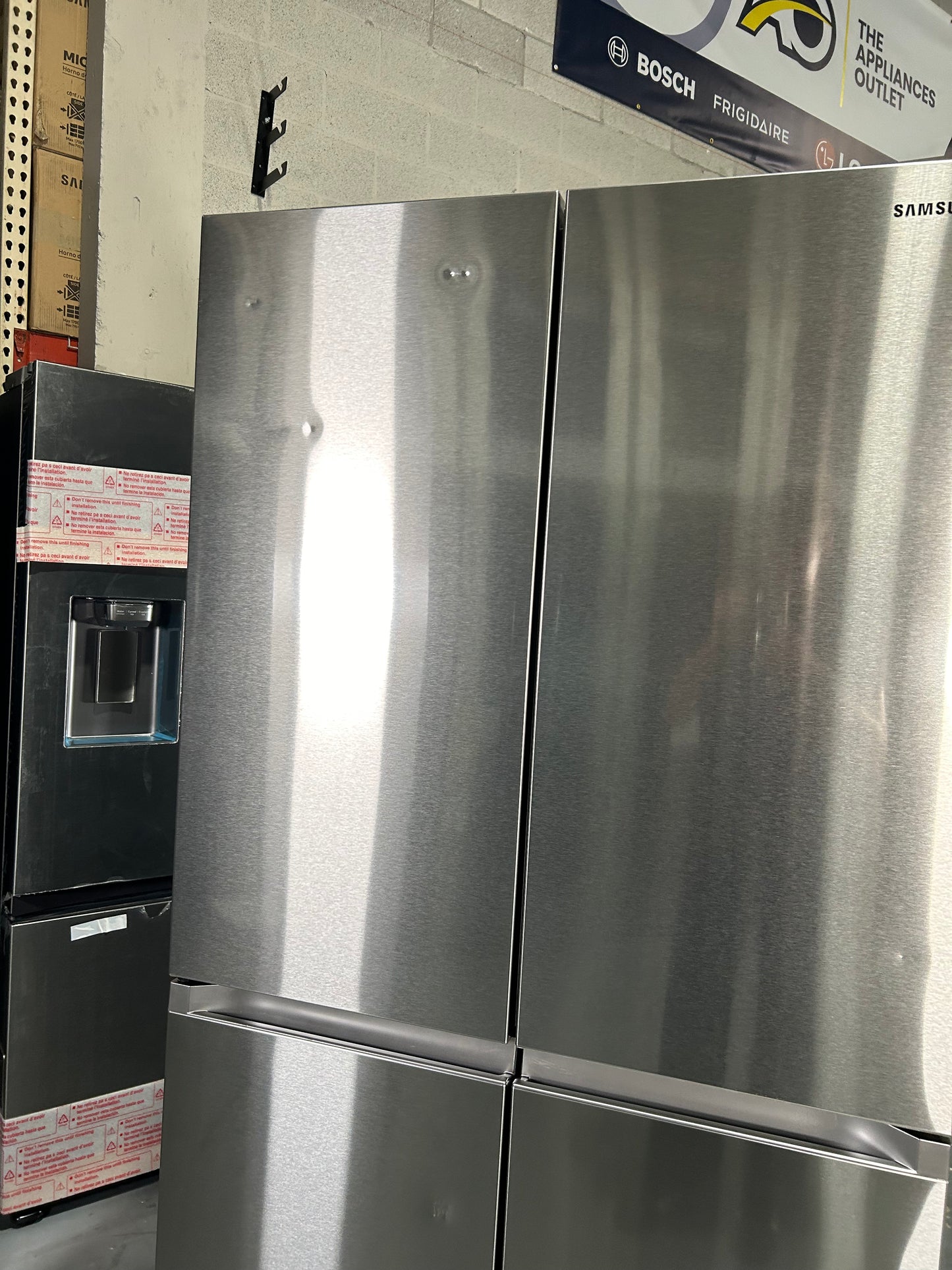 SAMSUNG FRIDGE OPEN BOX
(RF29A9671SR) 29 cu. ft. Smart 4-Door Flex™ Refrigerator with Beverage Center and Dual Ice Maker (Stainless Steel)